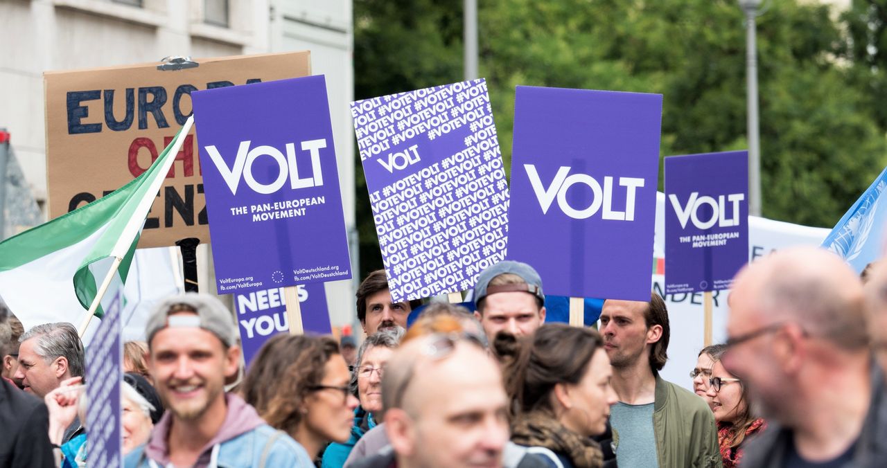 Σοφί Ιν'Τ Βελντ και Ντάμιαν Μπεζελάγκερ οι επικεφαλής υποψήφιοι του Volt στις ευρωεκλογές