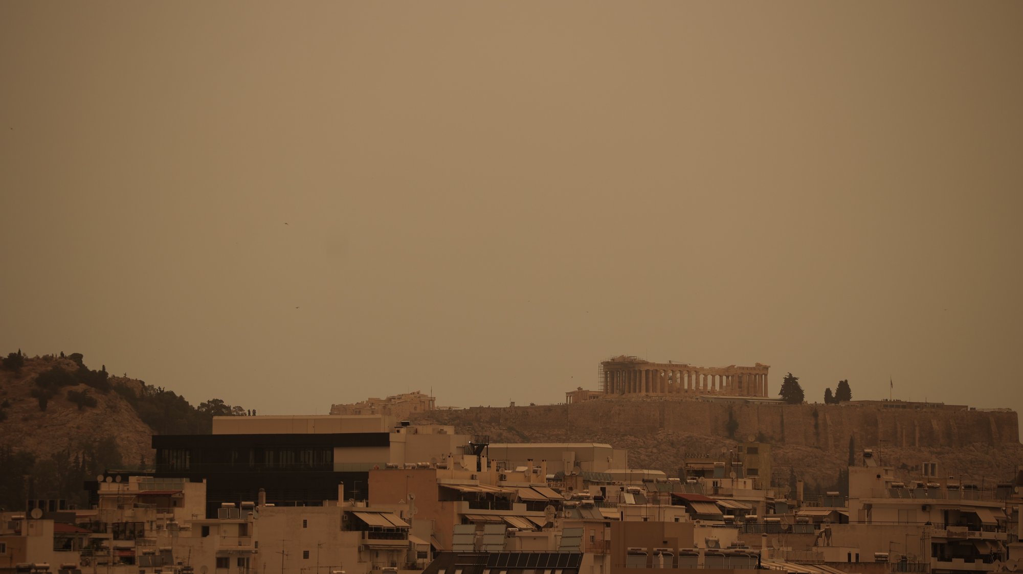 «Πνιγμένη» στην αφρικανική σκόνη η χώρα – Απόκοσμη η εικόνα της Αθήνας και της Θεσσαλονίκης το ξημέρωμα της Τετάρτης