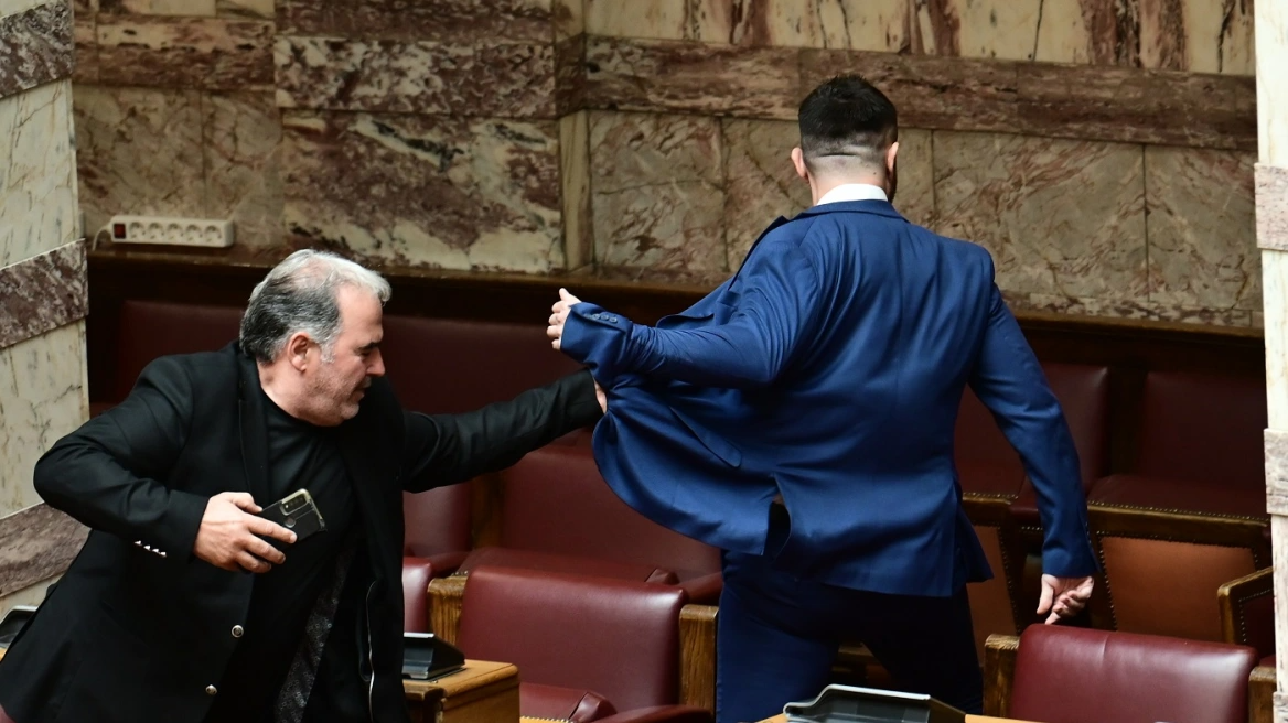 ΣΟΚ στη Βουλή: Ο ανεξάρτητος βουλευτής Κ. Φλώρος γρονθοκόπησε βουλευτή της Ελληνικής Λύσης