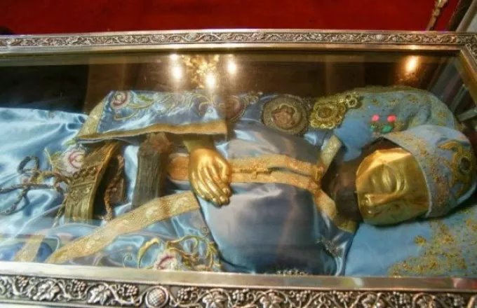 Αλλάζουν μετά από 20 χρόνια τα άμφια του Αγίου Ιωάννη του Ρώσσου, όπως το έχει «ζητήσει» ο ίδιος (Βίντεο)