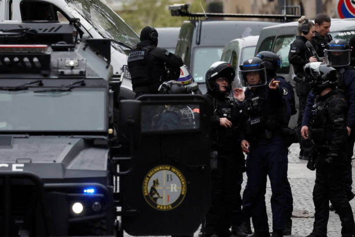 Παρίσι: Συνελήφθη άντρας που απειλούσε με εκρηκτικά το προξενείο του Ιράν