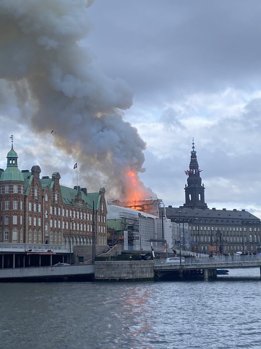 Καταστράφηκε από πυρκαγιά το ιστορικό παλιό χρηματιστήριο της Κοπεγχάγης