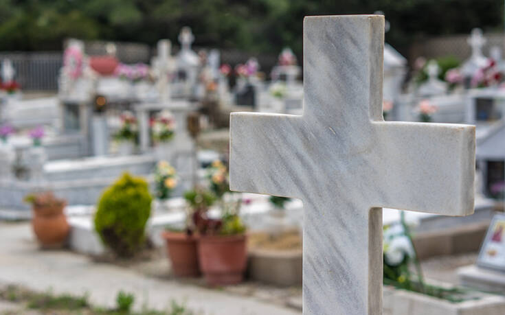 Θεσσαλονίκη: Οικογενειακό επεισόδιο πάνω στον τάφο νεκρού - Χτύπησε συγγενή με μαρμάρινο σταυρό!