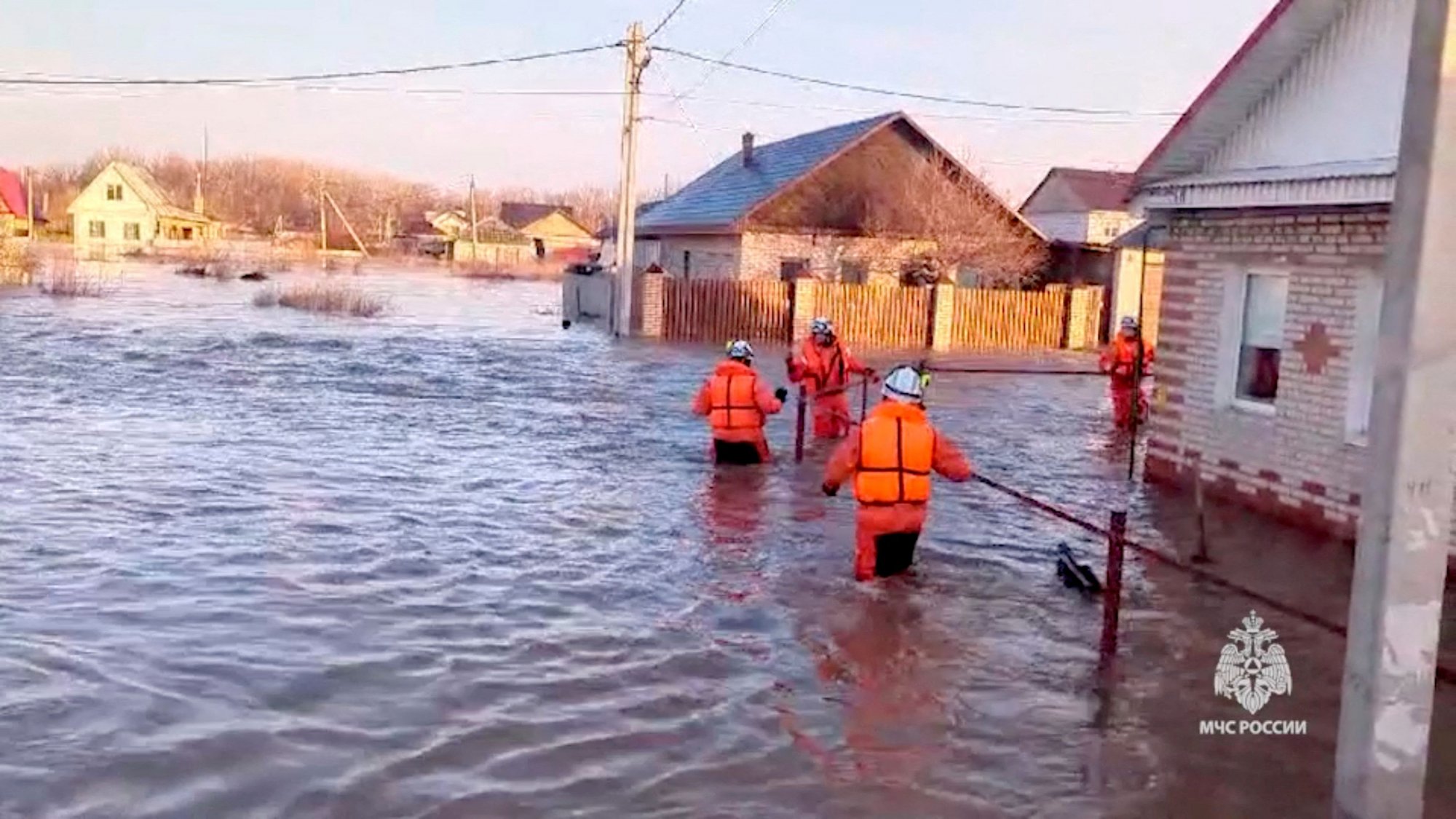 100.000 άνθρωποι εκκένωσαν τα σπίτια τους σε Ρωσία - Καζακστάν από τις πλημμύρες