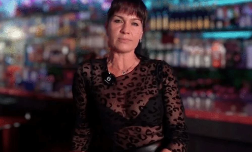 Απίστευτο: ΠΑΜ! Απέλυσαν τη γυναίκα του μπαρ «Scorpios είναι για σένα» που έγινε viral στο TikTok