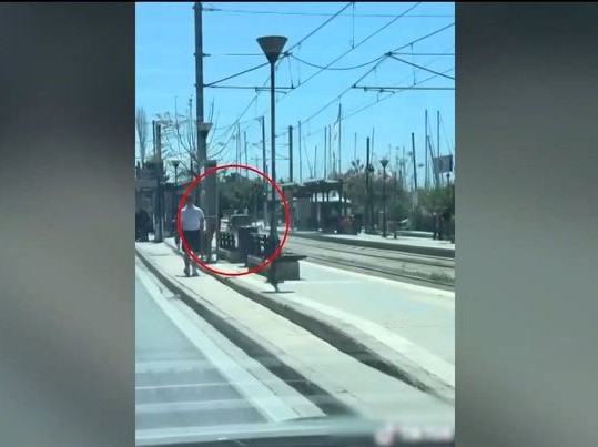 Το είδαμε και αυτό! Ασυνείδητος οδηγός μπήκε στις γραμμές του τραμ για να αποφύγει την κίνηση (βίντεο)