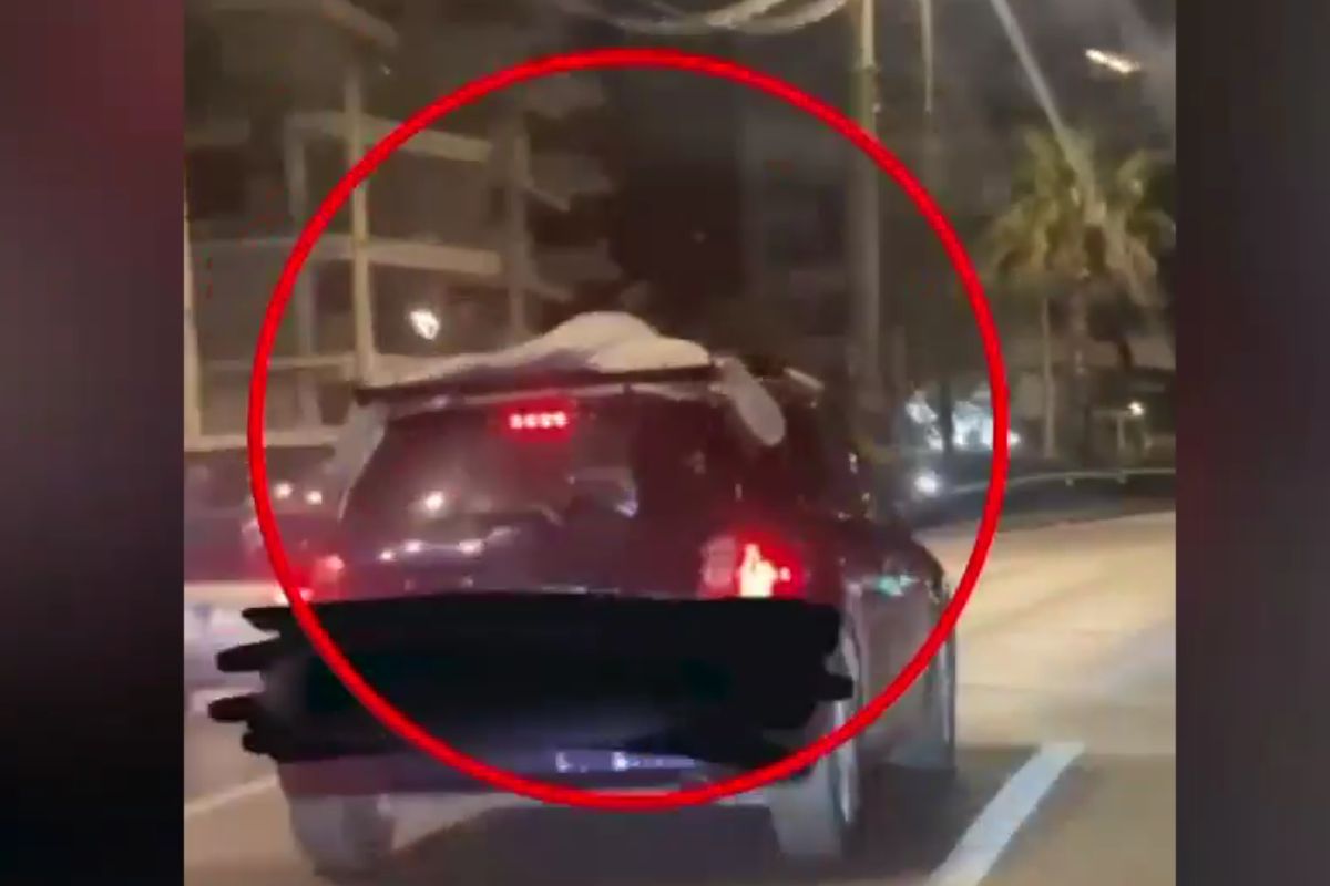 Νεαρός γαντζώθηκε σε οροφή εν κινήσει αυτοκινήτου στη λεωφόρο Ποσειδώνος! (βίντεο)