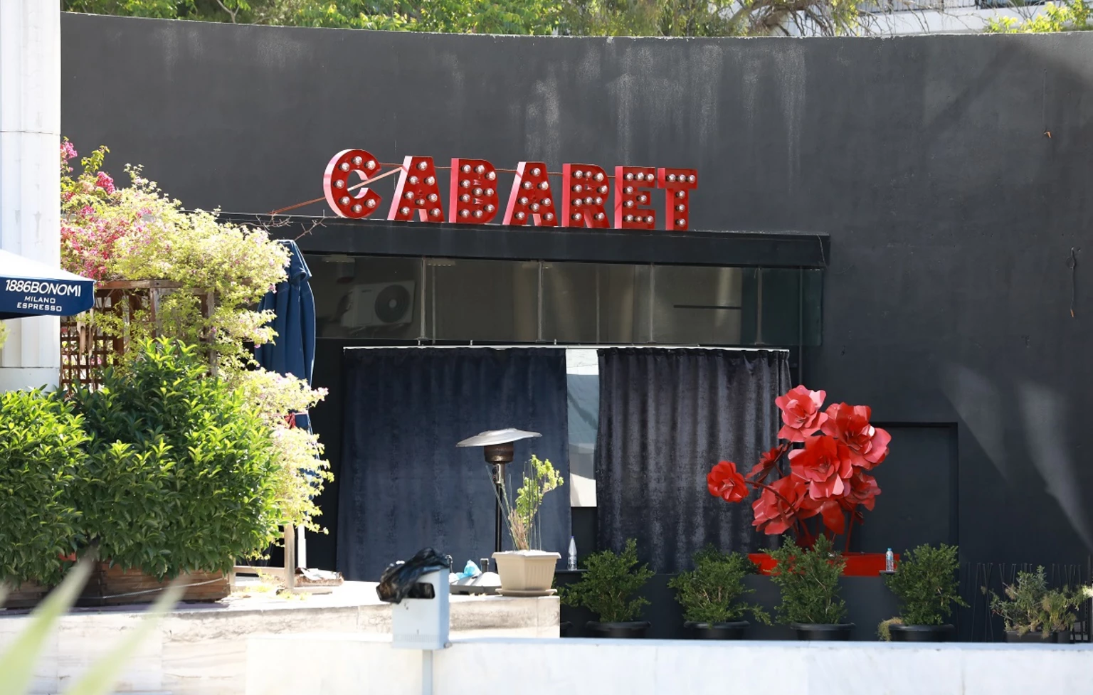 Cabaret: Τρεις συλλήψεις για την αιματηρή συμπλοκή με ένα νεκρό έξω από το νυχτερινό κέντρο