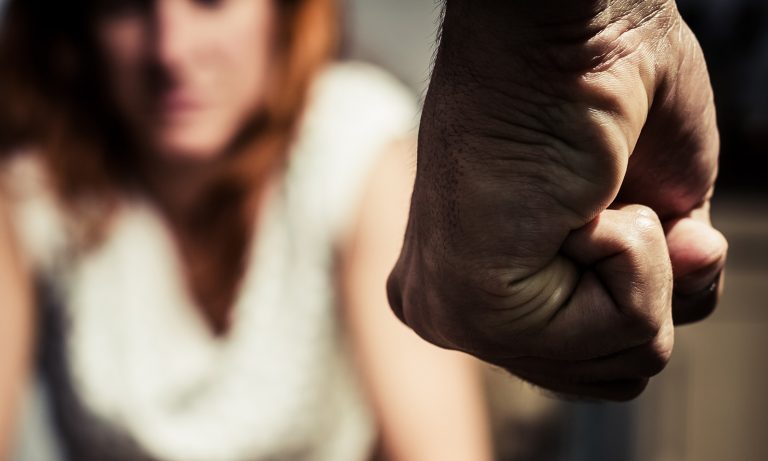 ΕΛΑΣ: Σε ισχύ το νέο πρωτόκολλο για τη διαχείριση της ενδοοικογενειακής βίας – Συντονισμός ενεργειών και μέριμνα για ασφάλεια των θυμάτων