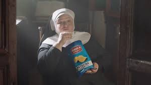 Διαφήμιση στην Ιταλία προκάλεσε αντιδράσεις: Καλόγριες τρώνε πατατάκια για Θεία Κοινωνία (Video)
