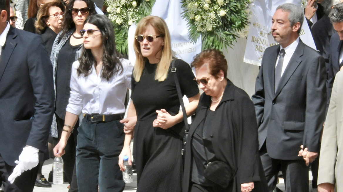 Γιάννης Φέρτης: Συγκίνηση στην κηδεία του - Πλήθος καλλιτεχνών λένε το τελευταίο «αντίο» στον ηθοποιό