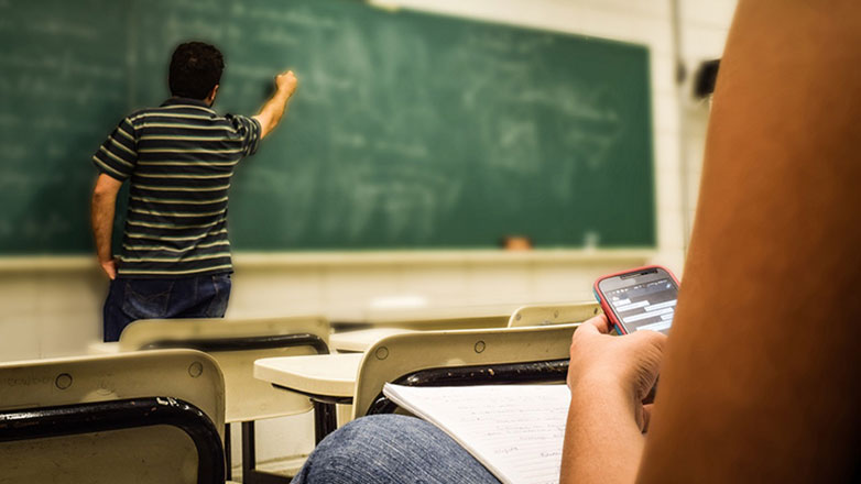 Τέλος τα κινητά στα σχολεία: Τα πλεονεκτήματα, τα μειονεκτήματα και οι “ποινές” για τους μαθητές