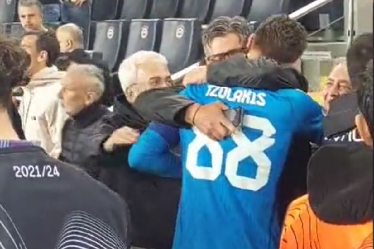 Συγκλονιστική στιγμή: Η αγκαλιά του Τζολάκη με τον πατέρα του μετά από τις τρεις αποκρούσεις πέναλτι