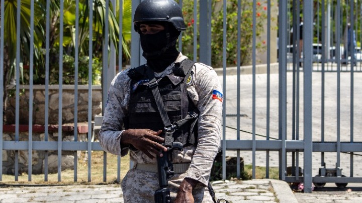 Νέες επιθέσεις συμμοριών στην πρωτεύουσα της Αϊτής, που αναμένει να αναλάβει την εξουσία το προεδρικό συμβούλιο μετάβασης