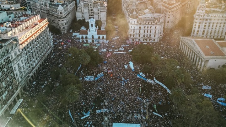Ογκώδεις διαδηλώσεις στην Αργεντινή υπέρ του δημόσιου πανεπιστημίου, κατά της πολιτικής λιτότητας