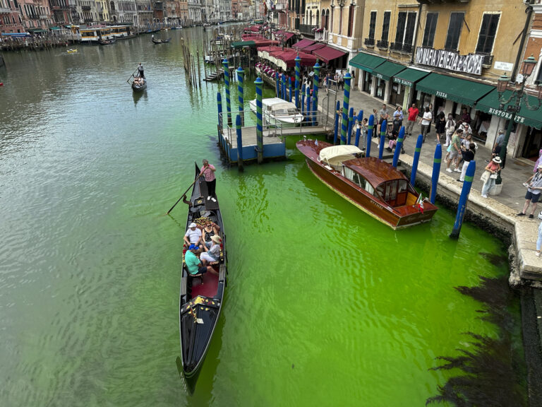 Ακτιβιστές έβαψαν το Μεγάλο Κανάλι της Βενετίας πράσινο και κόκκινο