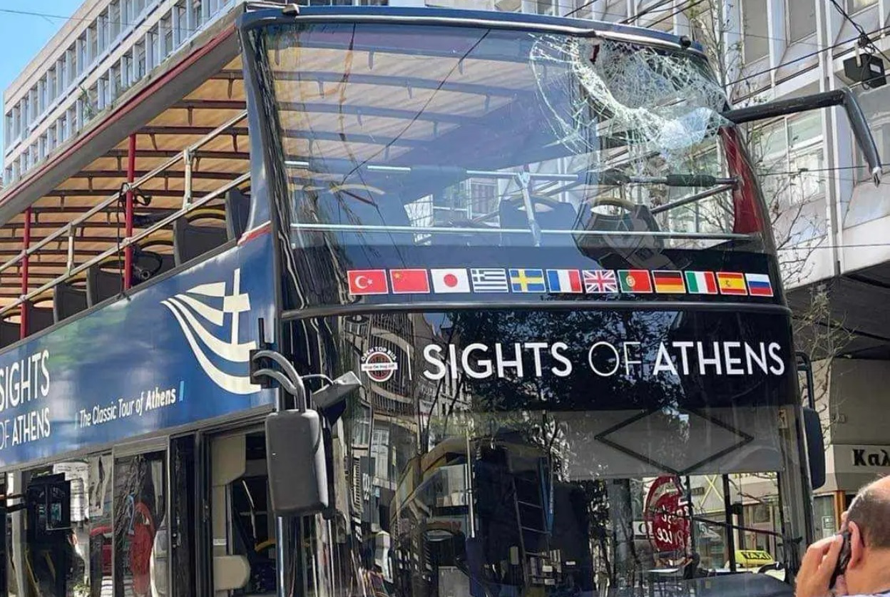 Ατύχημα με τουριστικό λεωφορείο και τρόλεϊ στην Πανεπιστημίου – Έξι ελαφρά τραυματίες