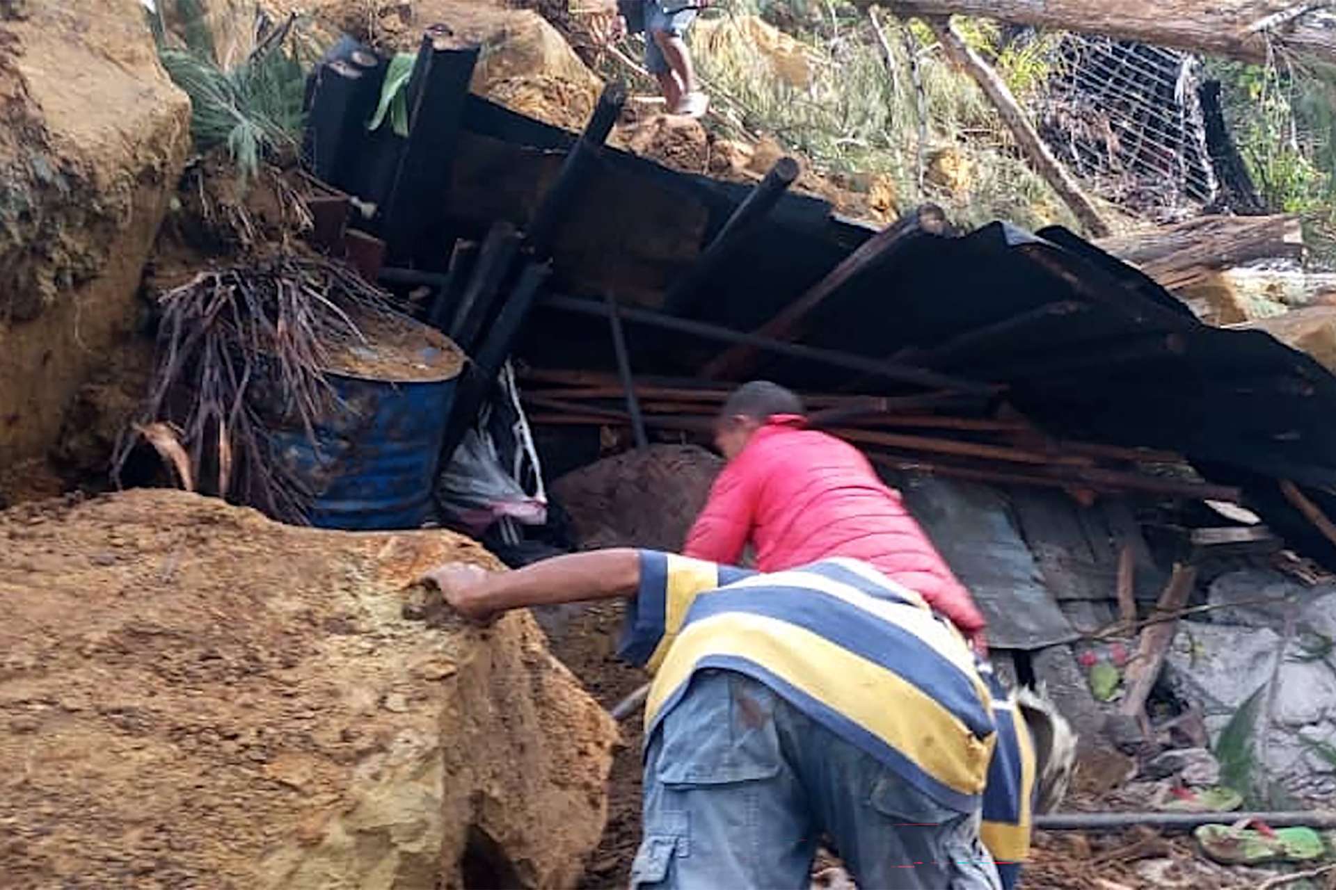 Τραγικός απολογισμός από την κατολίσθηση στην Παπούα Νέα Γουϊνέα – Ανασύρθηκαν τρεις νεκροί και συνεχίζονται οι επιχειρήσεις εντοπισμού αγνοουμένων
