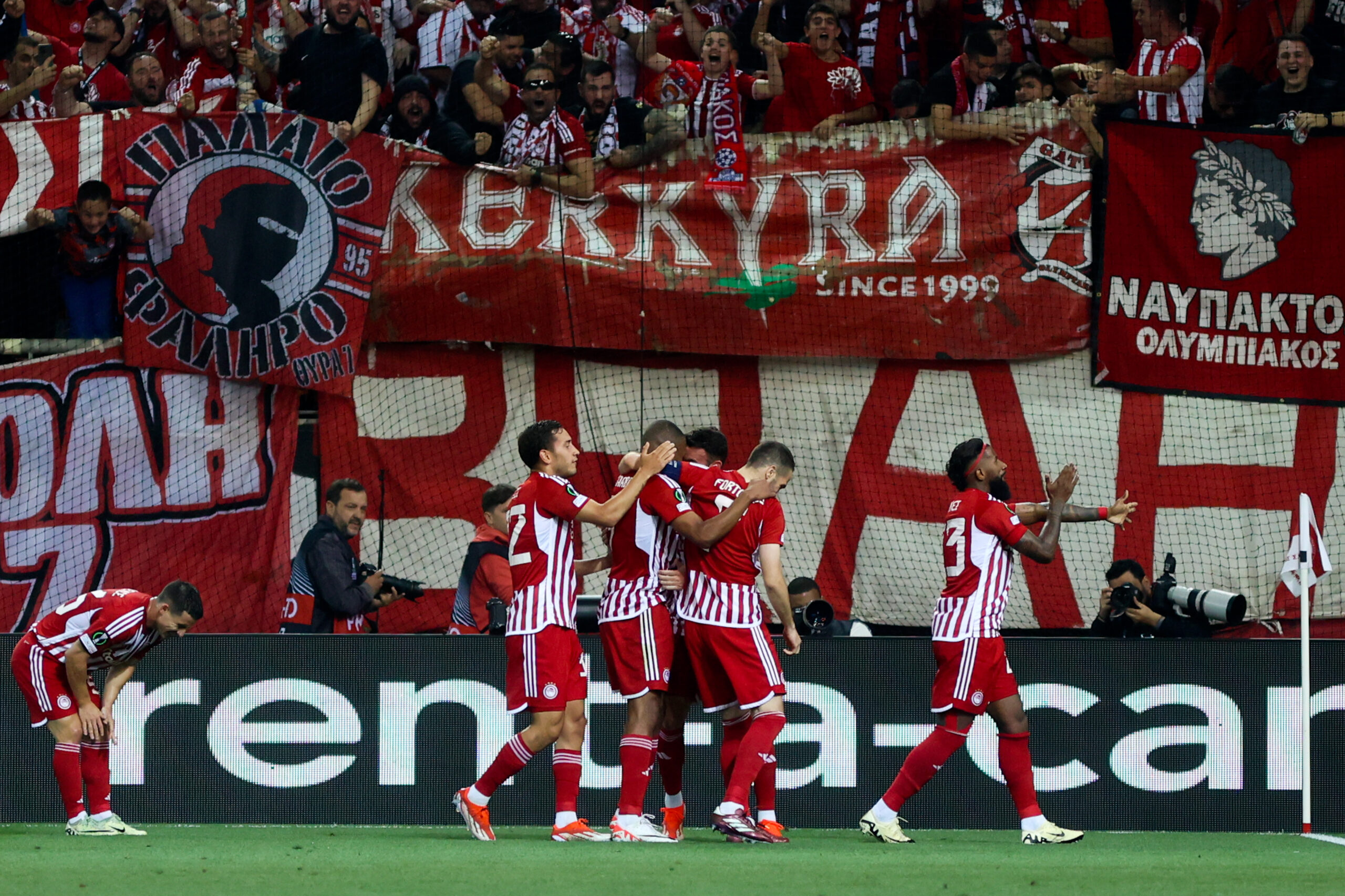 Ολυμπιακός - Άστον Βίλα 2-0: Θρύλε, σήκωσέ το Ευρωπαϊκό μέσα στην Ελλάδα - Επική πρόκριση στο τελικό του Conference, εκατομμύρια οπαδοί σε έκσταση