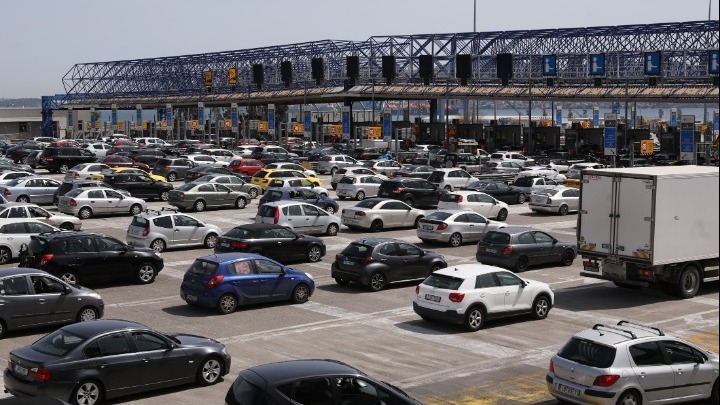 Παραμένει αυξημένη η κίνηση στην Αθηνών-Κορίνθου - Πάνω από 76 χιλιάδες οχήματα έχουν επιστρέψει στην Αττική από το πρωί