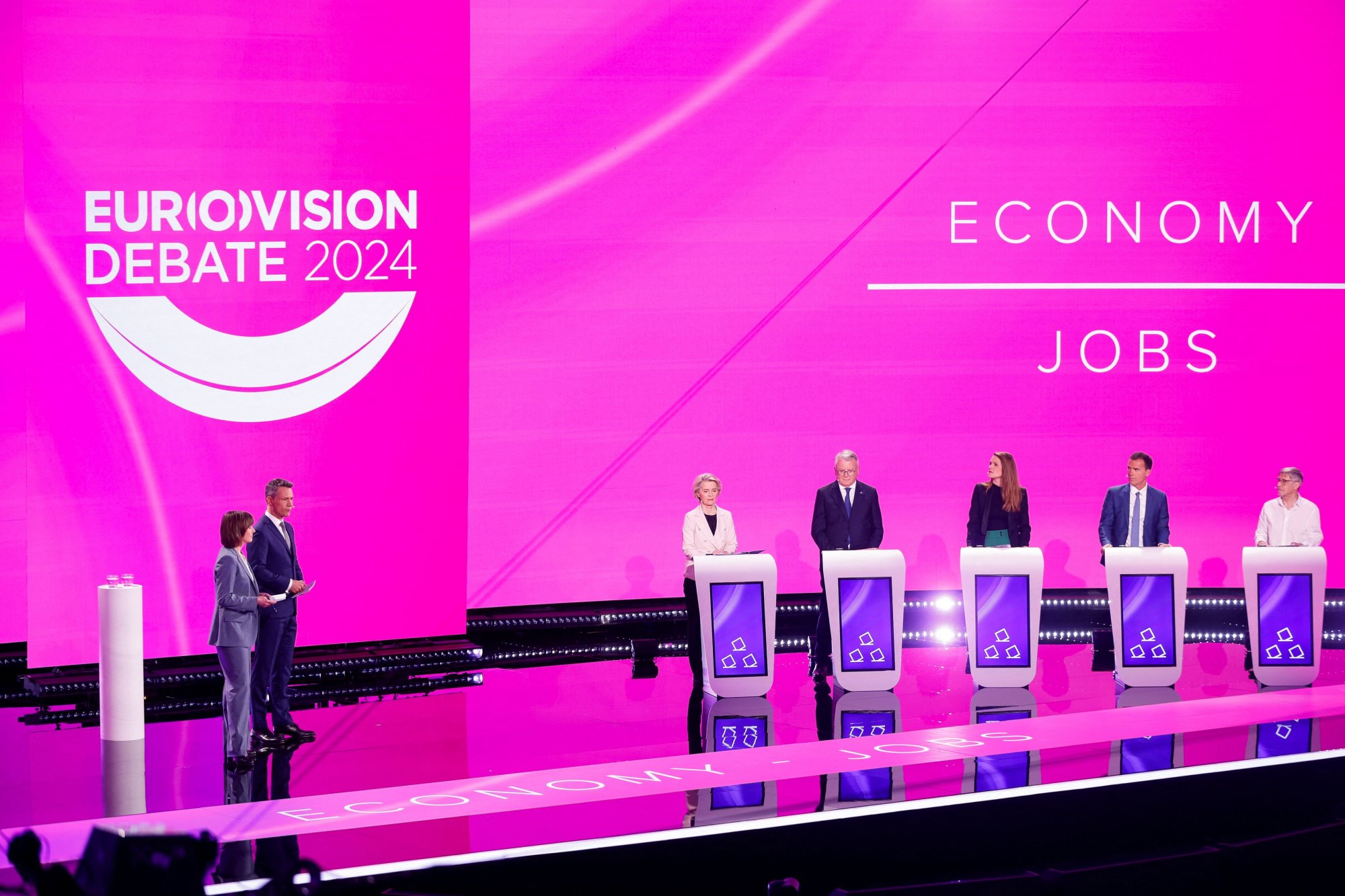 Οι υποψήφιοι για την προεδρία της Κομισιόν παρουσίασαν τις θέσεις τους. Έκπληξη η προσέγγιση φον ντερ Λάιεν στην ακροδεξιά  Μελόνι