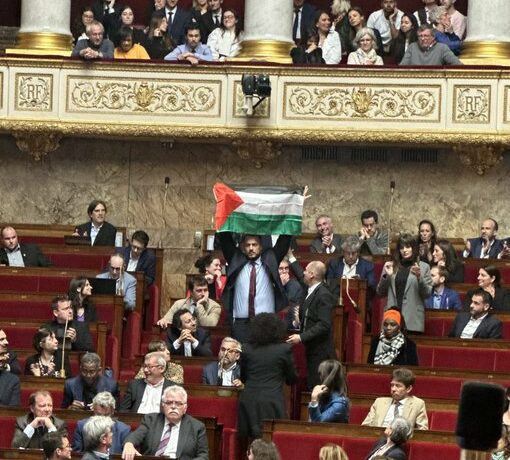 Γαλλία: Σε διαθεσιμότητα ο αριστερός βουλευτής που ύψωσε σημαία της Παλαιστίνης μέσα στη Βουλή