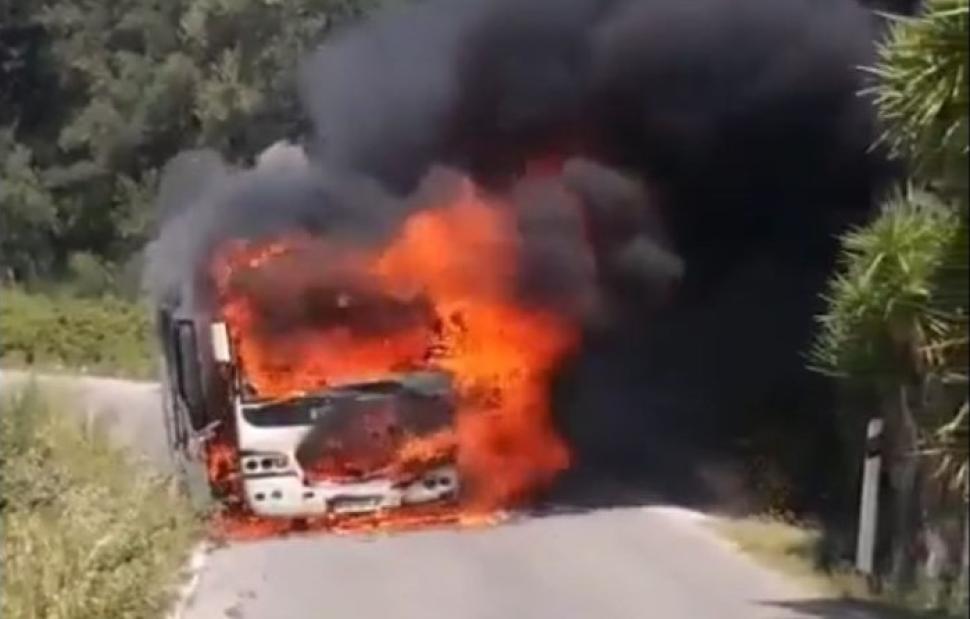 Κέρκυρα: Φωτιά σε τουριστικό λεωφορείο – Κάηκε ολοσχερώς (βίντεο)