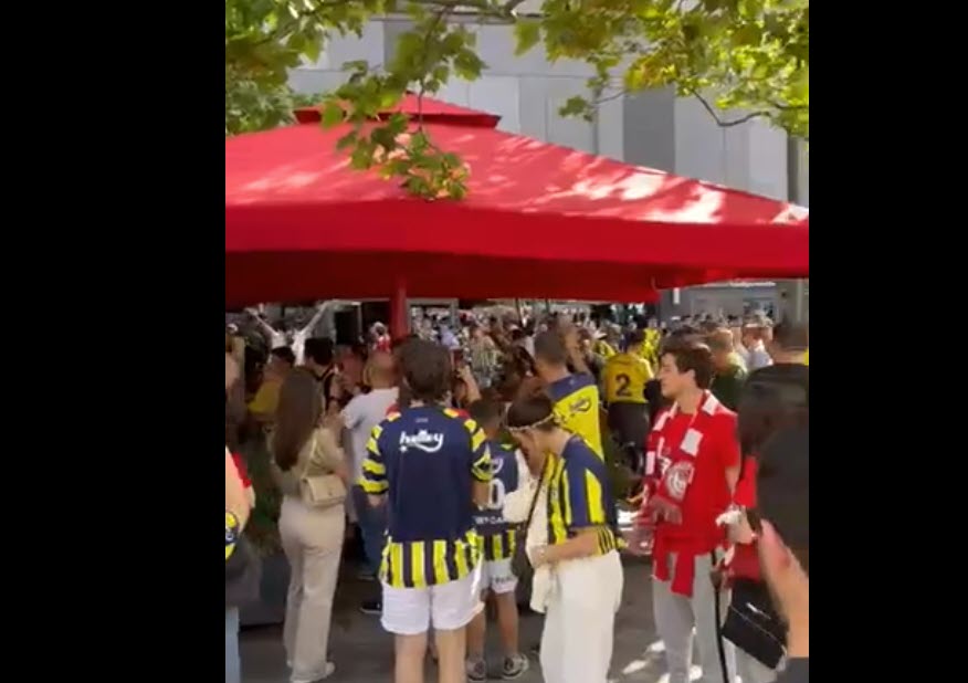 Τούρκοι, Έλληνες και Ισπανοί έξω από το γήπεδο λίγο πριν την έναρξη