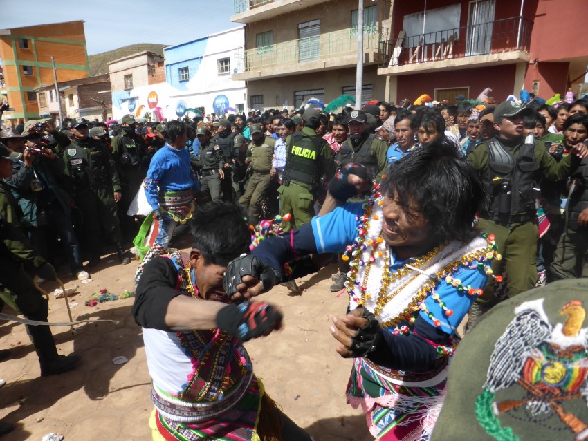 Βολιβία: Οι γείτονες λύνουν τις διαφορές τους με γροθιές σε παραδοσιακό φεστιβάλ
