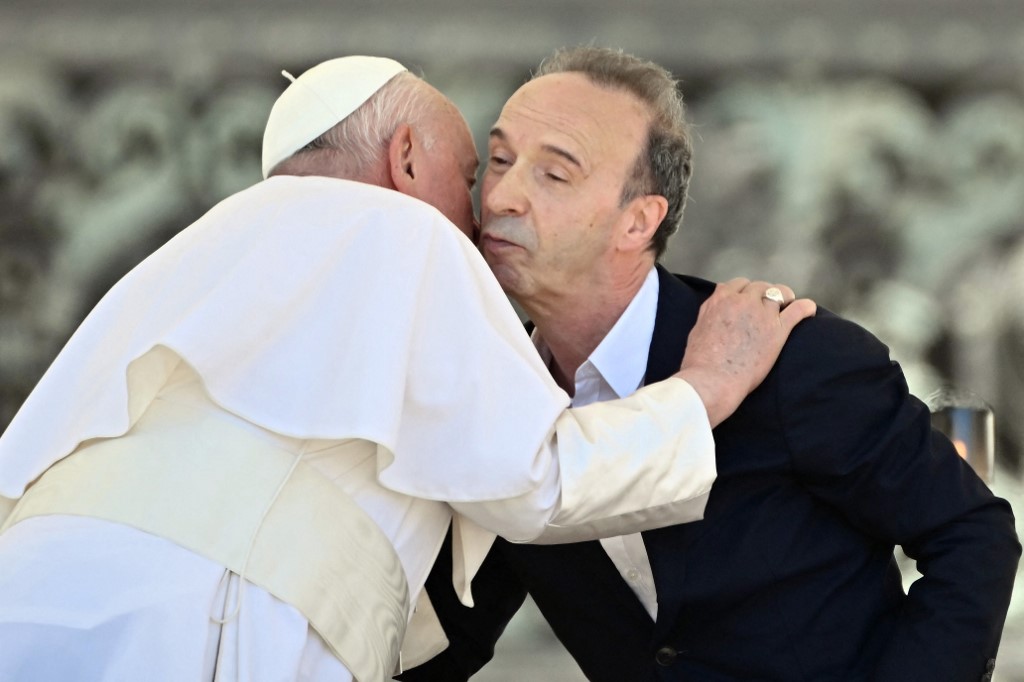Το φιλί του Ρομπέρτο Μπενίνι στον Πάπα Φραγκίσκο
