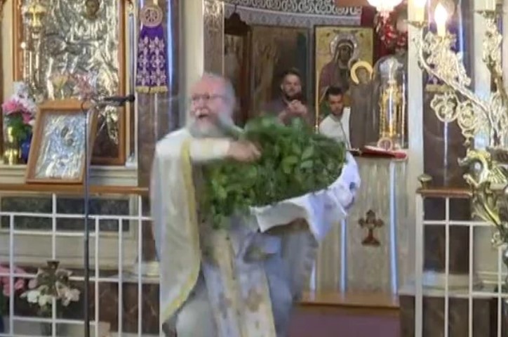 Πρώτη Ανάσταση στη Χίο: Έκλεψε ξανά την παράσταση ο «ιπτάμενος» ιερέας – Δείτε βίντεο
