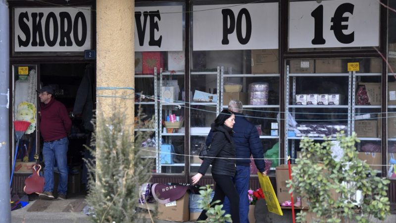 Το Κόσοβο κλείνει υποκαταστήματα σερβικών τραπεζών στον βορρά