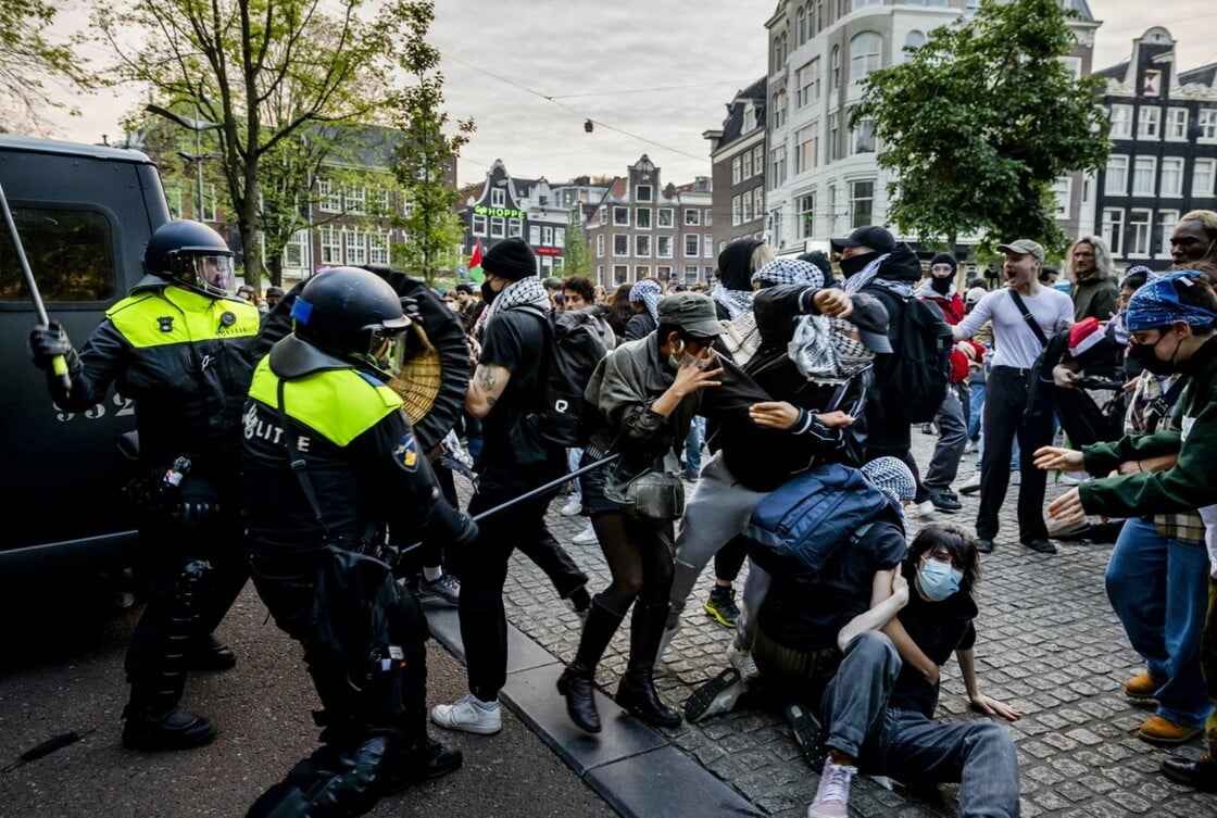 Άμστερνταμ: Φιλοπαλαιστίνιος διαδηλωτής έπεσε στα κανάλια για να αποφύγει τη σύλληψη