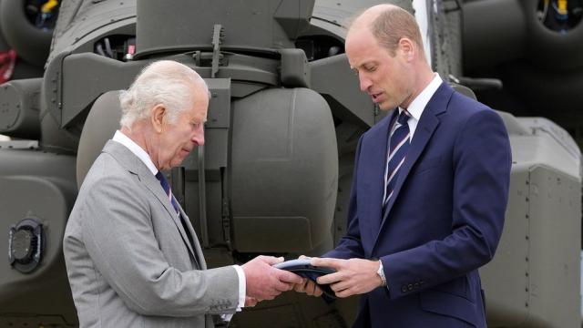 Ο Βασιλιάς Κάρολος δίνει στον πρίγκιπα Ουίλιαμ τον τίτλο του επίτιμου σμήναρχου της Αεροπορίας Στρατού