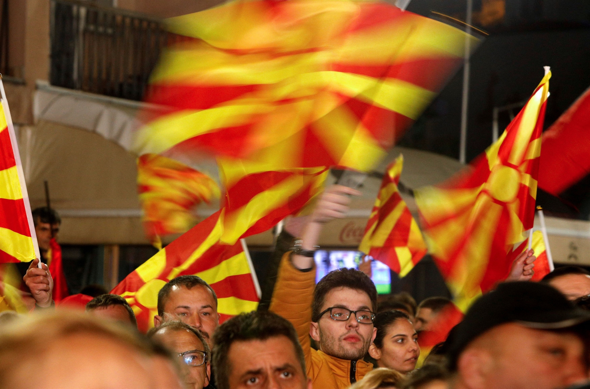 Διπλές κάλπες αύριο για τη Βόρεια Μακεδονία. Καλπάζει προς τη νίκη το δεξιό αντιπολιτευόμενο κόμμα VMRO