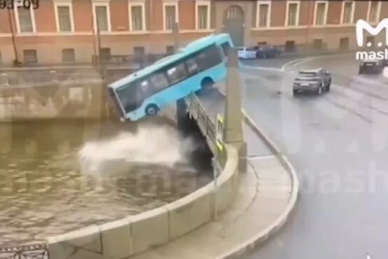 Λεωφορείο έπεσε μέσα σε ποτάμι στην Αγία Πετρούπολη - Τουλάχιστον 3 νεκροί (Βίντεο)