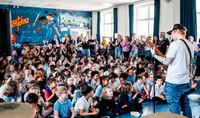Η συναυλία-έκπληξη του Ed Sheeran σε δημοτικό σχολείο (VIDEO)