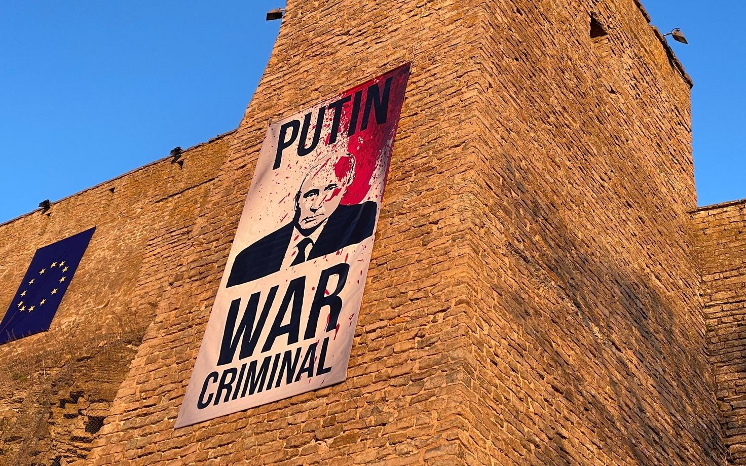 Εσθονία: Κρέμασαν τεράστια αφίσα του Πούτιν με λεζάντα «εγκληματίας πολέμου», ορατή μέχρι τη Ρωσία