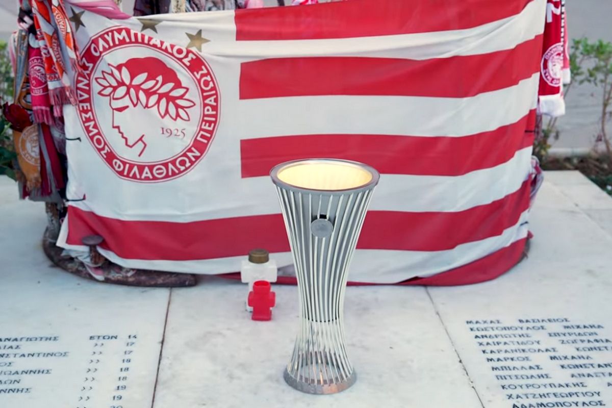 Ολυμπιακός: Το τρόπαιο του Conference League στο μνημείο της Θύρας 7 και στα μνήματα Μιλτιάδη Μαρινάκη και Σάββα Θεοδωρίδη