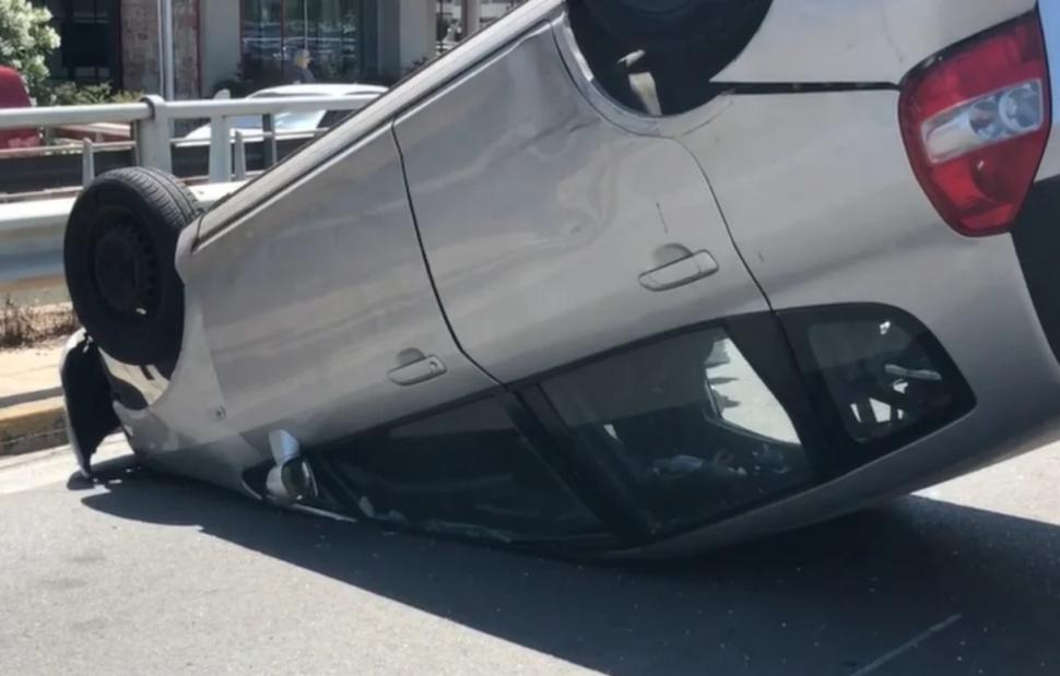 Σοβαρό τροχαίο ατύχημα στην Λεωφόρο Κηφισίας στο ύψος του Χαλανδρίου – Αυτοκίνητο αναποδογύρισε