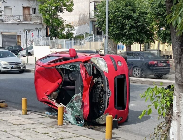 Θεσσαλονίκη: ΙΧ χτύπησε με ταξί και ανετράπη – Απεγκλωβίστηκε τραυματισμένος ο οδηγός