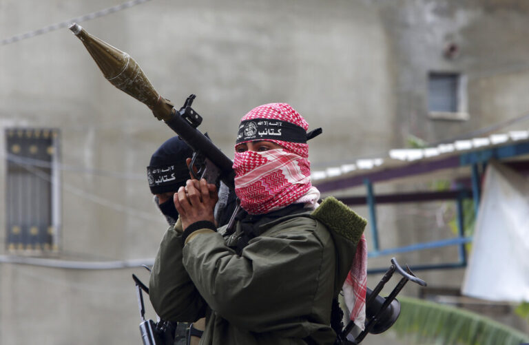 Η Χαμάς λέει ότι έχασε επαφή με τους μαχητές που φρουρούσαν τέσσερις ισραηλινούς ομήρους