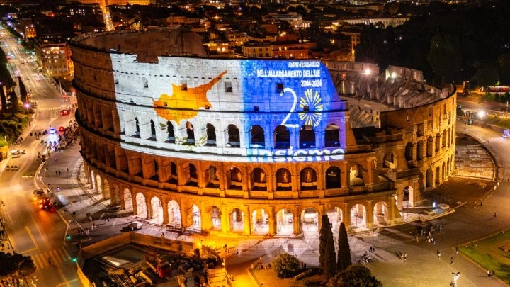 Η Ρώμη τίμησε τη διεύρυνση της Ευρωπαϊκής Ένωσης του 2004 - Το Κολοσσαίο φωτίστηκε με τη σημαία της Κύπρου