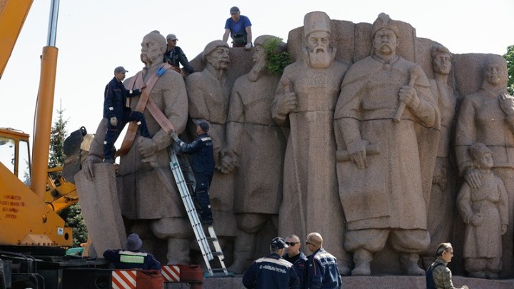 Οι αρχές του Κιέβου αποσυναρμολογούν μνημείο της σοβιετικής εποχής που υμνούσε τη φιλία με τη Ρωσία