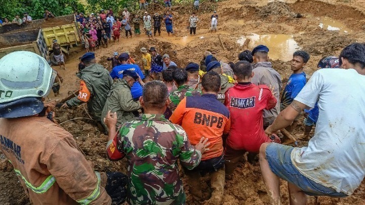 Τουλάχιστον 41 νεκροί, 17 αγνοούμενοι από πλημμύρες και κατολισθήσεις στην Ινδονησία