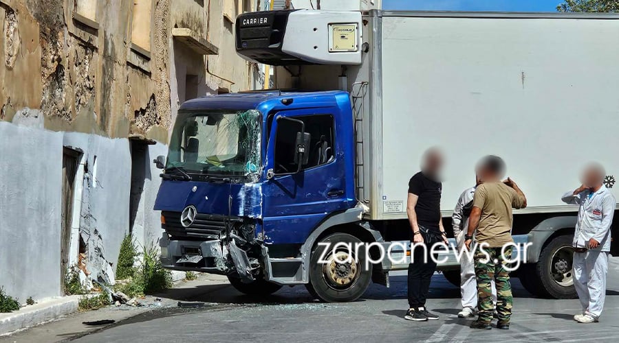 Χανιά: Φορτηγό εξετράπη της πορείας του και έπεσε πάνω σε τοίχο (φωτό)