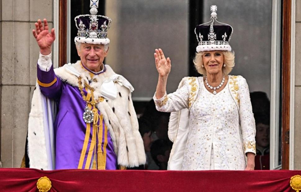 Με κανονιοβολισμούς σε ολόκληρη τη Βρετανία η επέτειος ενός χρόνου από τη στέψη του βασιλιά Κάρολου
