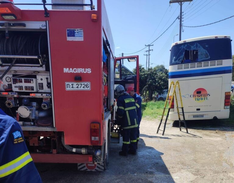 Λαμία: Ολοσχερής καταστροφή τουριστικού λεωφορείου από φωτιά – Σώοι επιβάτες και οδηγός