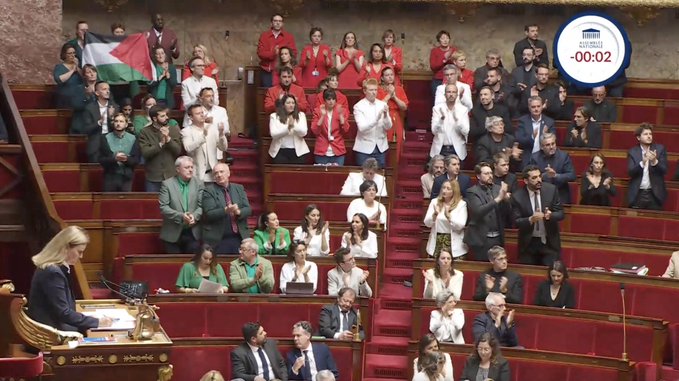 Γαλλία: Βουλευτές εμφανίστηκαν στη Γαλλική Εθνοσυνέλευση ντυμένοι με τα χρώματα της παλαιστινιακής σημαίας