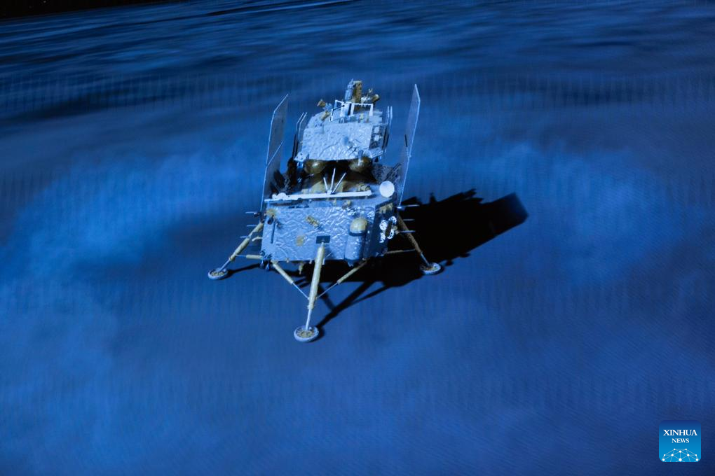 Κινεζικό σκάφος προσεδαφίστηκε στη σκοτεινή πλευρά της σελήνης